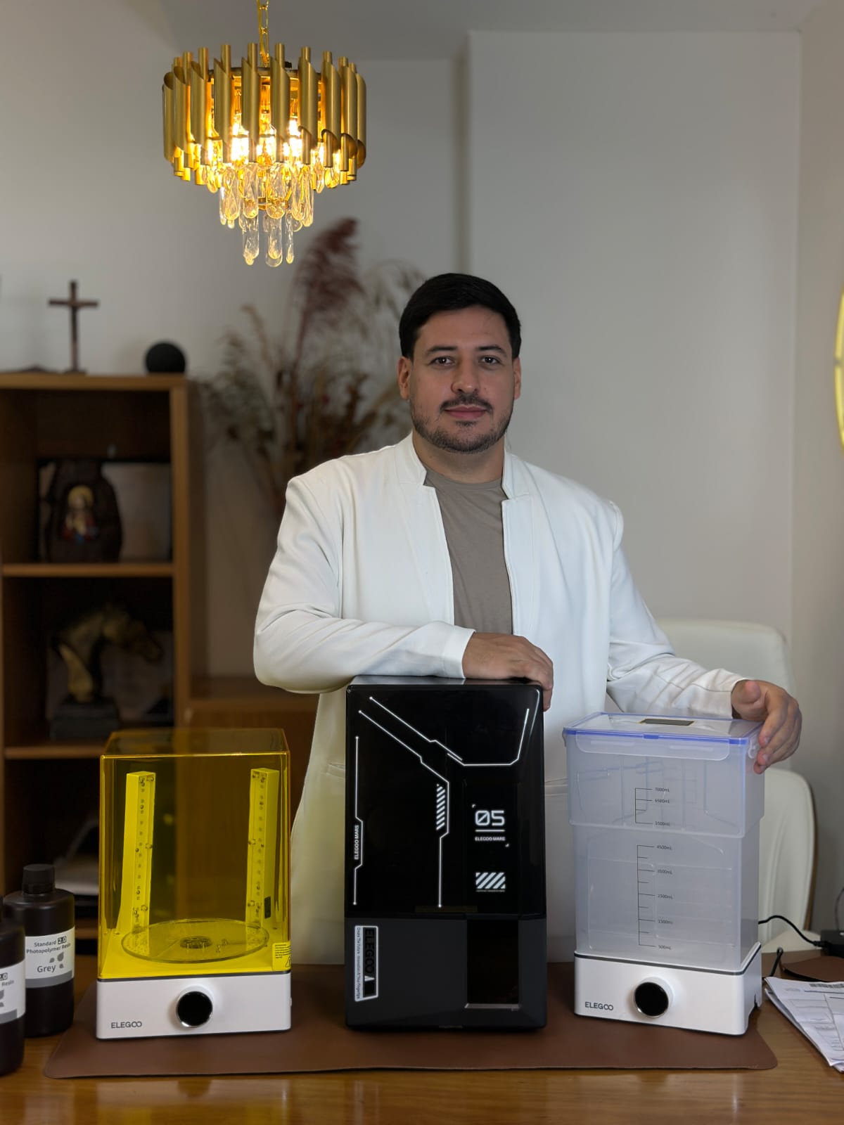 Dr. Rafael Rios ao lado de equipamentos de impressão 3D